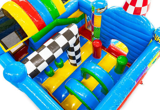 Innenansicht der Multiplay-Hüpfburg im Comic-Thema mit Bögen und Säulen