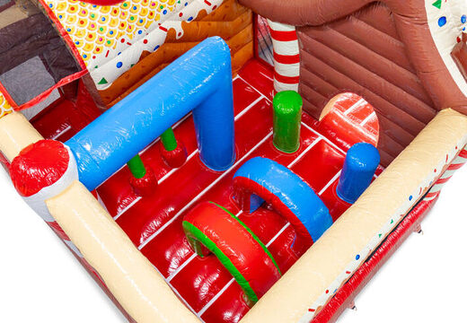 Innenansicht des Multiplay-Hüpfburgen mit Bögen, Säulen und Boxsäcken