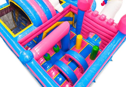 Inneres des Hüpfburges mit Bögen, Säulen und Boxsäcken zum Verkauf bei JB