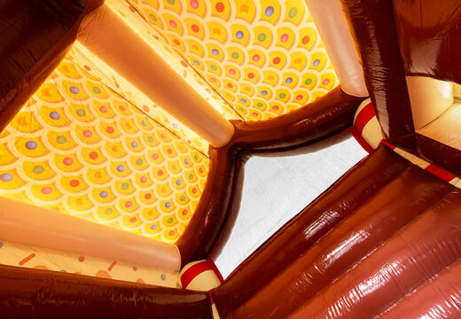 Dach des überdachten Hüpfburges dekoriert als Lebkuchenhaus im Lebkuchen-Thema