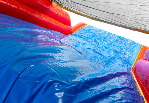 Aufblasbare Hindernisbahn mit fetten Comic-Grafiken