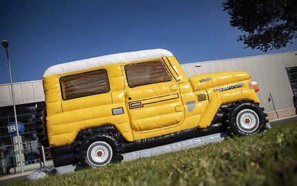 Personalisierte Toyota Land Cruiser Autobedrijf van der Linde individuelle hüpfburgen, hergestellt in Ihrer eigenen corporate identity bei JB-Hüpfburgen Deutschland. Bestellen sie online hüpfburg werbung in allen formen und größen 